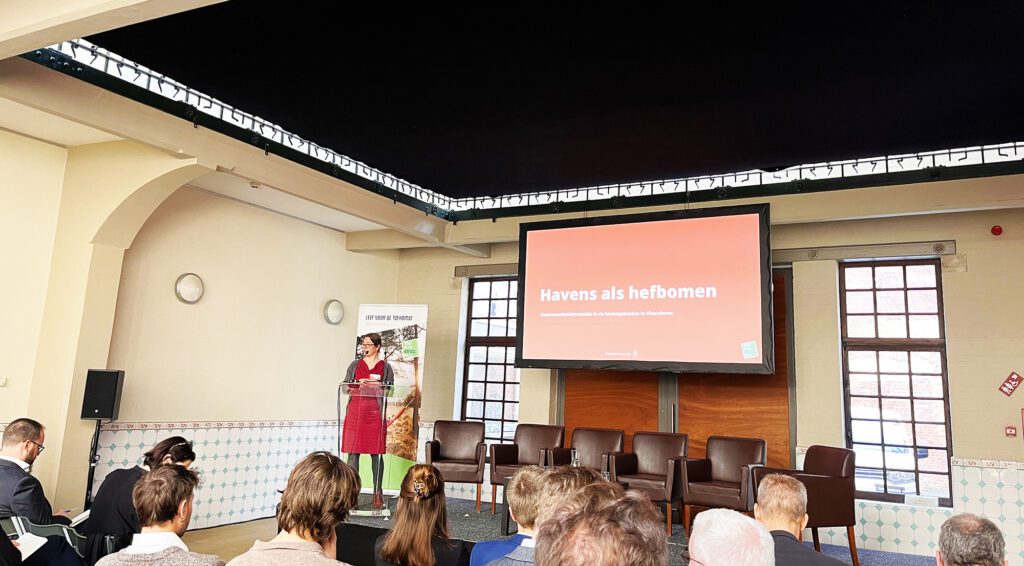 The new report “Towards sustainable port areas: dynamics of industrial decarbonization and the role of port authorities” (further referred to as the Radboud report) was presented in Brussels by Dr. Carlijn Hendriks of the Radboud University in Nijmegen.