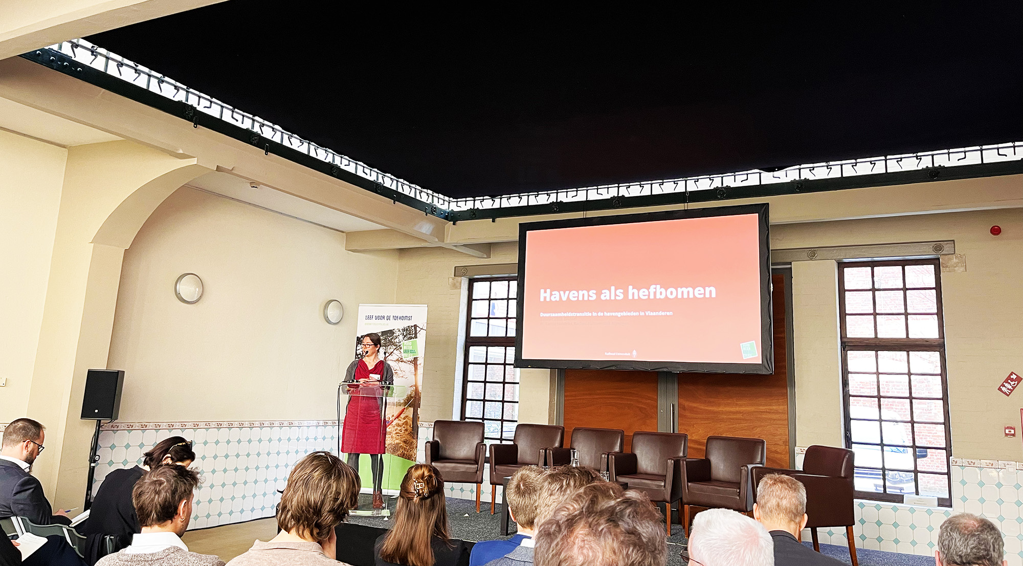 The new report “Towards sustainable port areas: dynamics of industrial decarbonization and the role of port authorities” (further referred to as the Radboud report) was presented in Brussels by Dr. Carlijn Hendriks of the Radboud University in Nijmegen.