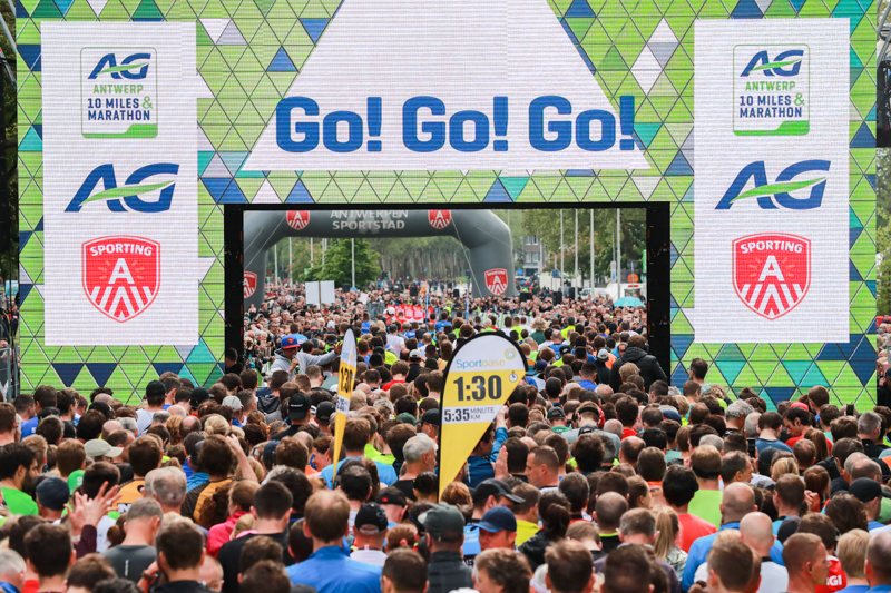 The participants at the starting line ready to run