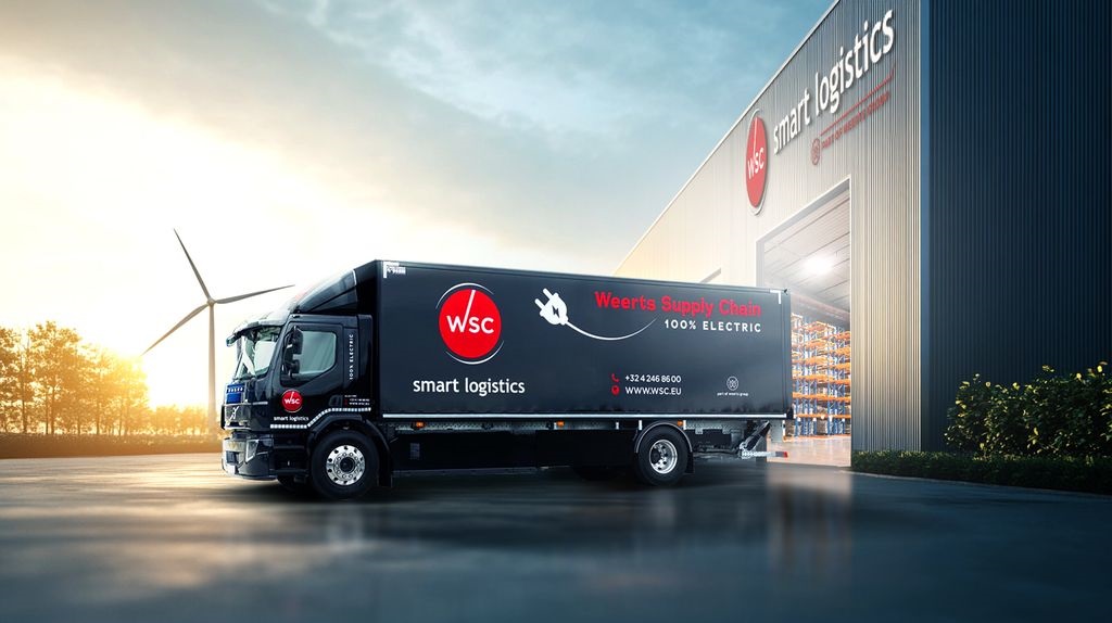 Elektrische truck die uit magazijn van Weerts Supply Chain rijdt